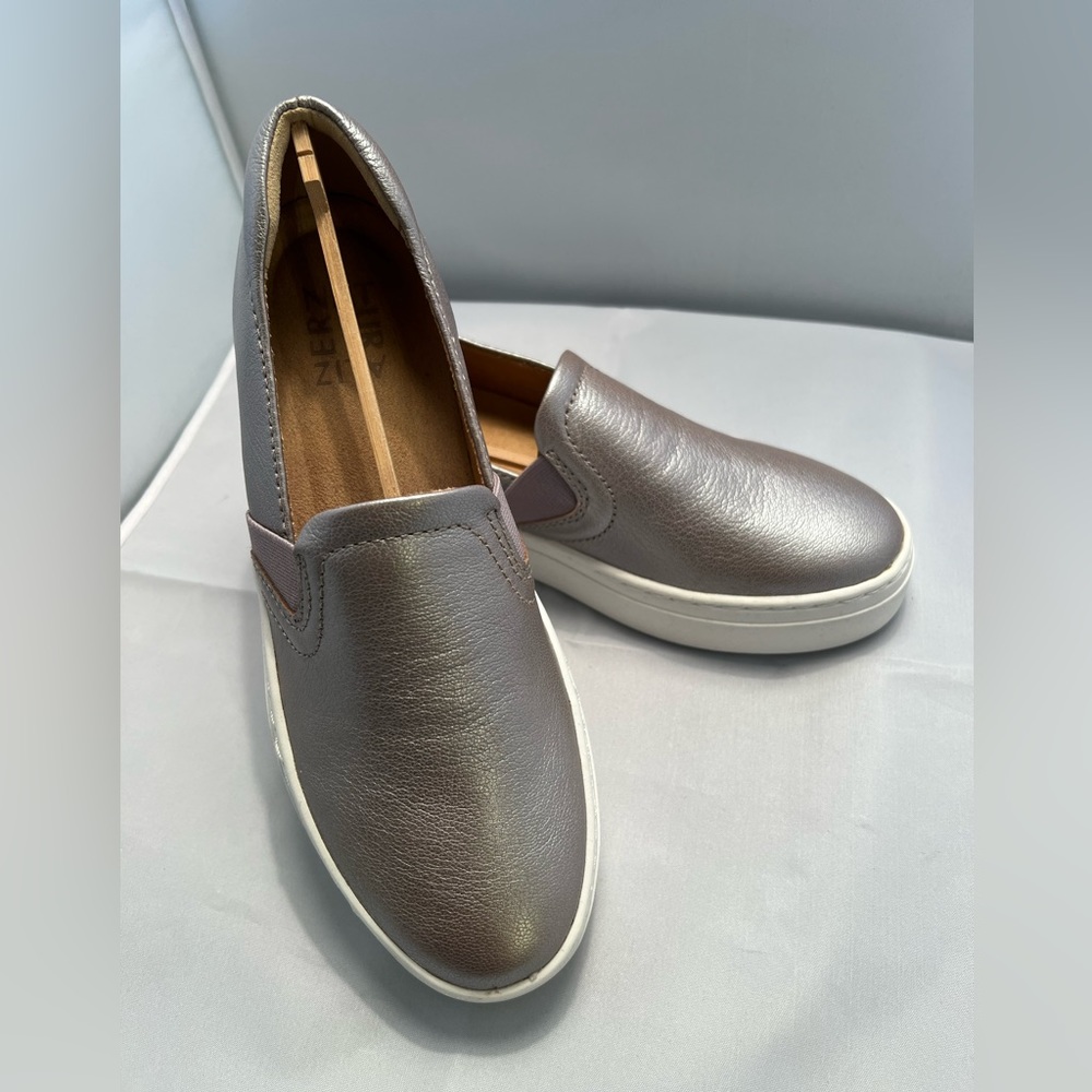 Naturalizer Carly 3 Slip-On Sneaker. Women’s 6US. New in original box. Silver